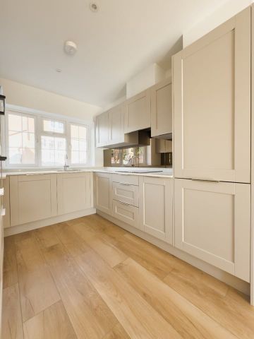 4 Bed Semi-Detached House, Pinecrest Drive, CR2 - Photo 3