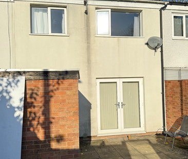 14 Longdon Close, Redditch. Large double room close to Alex Hospita... - Photo 4
