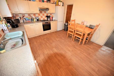 4 bedroom House in Burley Lodge Road, Leeds - Photo 3