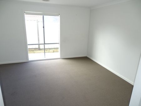 Modern 4-Bedroom Family Home - Comfort, Space & Style! - Photo 3