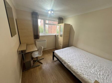 4 bed Flat for Rent - Photo 3
