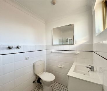 Deposit Paid @ $580 per week - Centrally Located Modern 1 Bedroom Unit - Photo 4