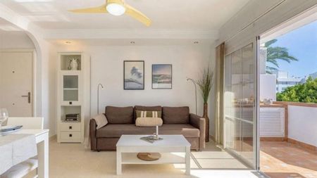 Middle Floor Apartment in Estepona - Photo 5