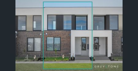 For Lease - Modern 4-Bedroom Townhouse Opposite Parkland - Photo 2