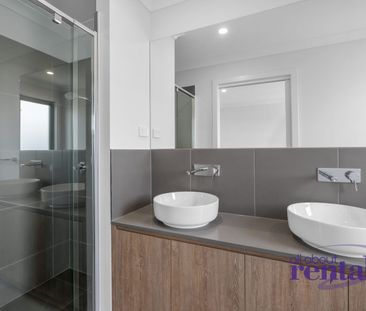 Stylish 2-Bedroom Townhouse with Premium Finishes - Photo 4