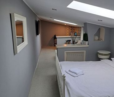 Studio cochet de închiriat în mansardă, inima orașului! - Fotografie 5