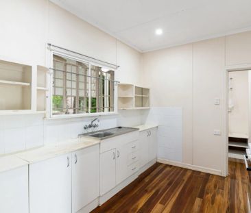 Charming Family Home with Spacious Backyard in Yeronga - Photo 3