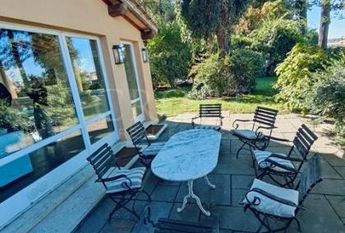 Center-Popolo: Spectacular Villino located in the center of Rome, in an exclusive private, secure park setting. Spacious living room, 4 bedrooms, 4 Baths, large panoramic terrace and gardens, parking. Ref #1910