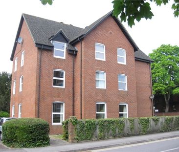 Refurbished ground floor apartment within a short walk of the High ... - Photo 5