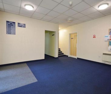 1 bedroom in a flat share to rent - Photo 5
