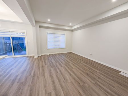 3 Bedroom Townhouse in Niagara Falls! - Photo 2