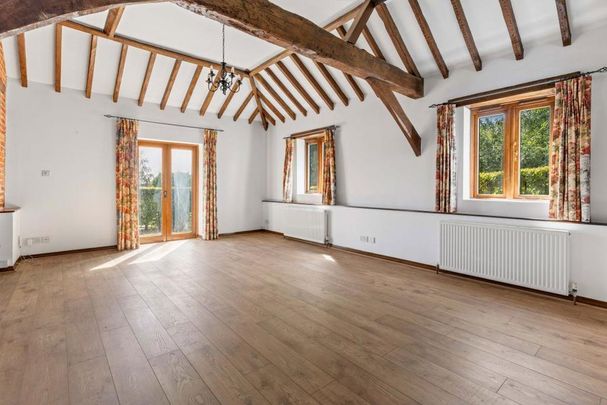 2 bedroom barn conversion to rent - Photo 1