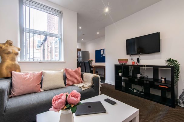6 Bedroom Student home in Lenton Nottingham! 51 week contract! All bills inc and no fees! Room 3 - Photo 1