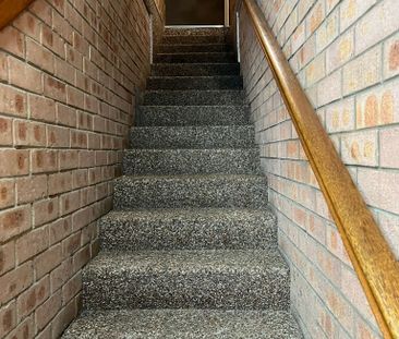 Renovated 3-Bedroom Home - Modern Kitchen & Bathroom - Photo 3