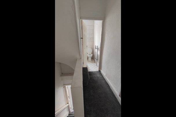 2 Bed End Terrace, Recreation Mount, LS11 - Photo 1