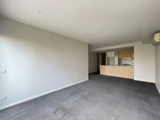 Modern Apartment for Rent – Prime North Melbourne Location! - Photo 1