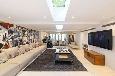 Elegant Grade II Listed Georgian Townhouse with Private Garden Access - Photo 3