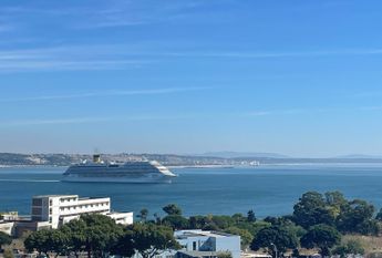 Apartamento T3 com estacionamento e vista de mar em Santo Amaro de Oeiras