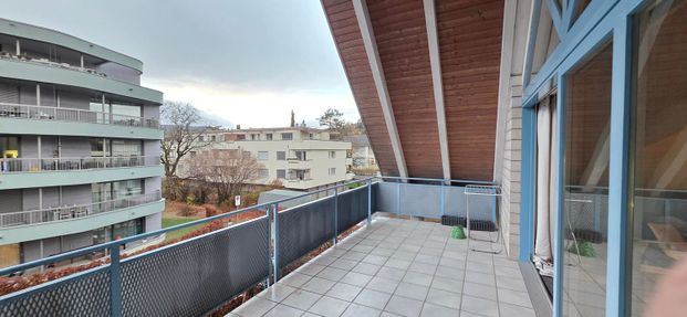 Charmante Dachwohnung grossem Balkon - Photo 1