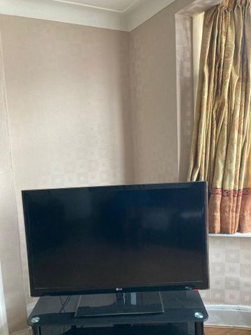 1 bedroom in a flat share to rent - Photo 2