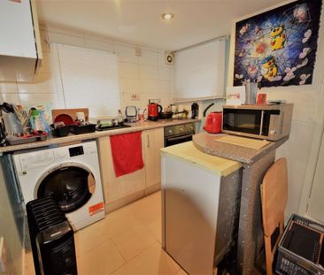 1 bedroom Studio in Cardigan Road, Leeds - Photo 2