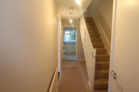 3 bedroom House To Let - Photo 2