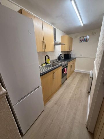 Room in a Shared House, Askew St, L4 - Photo 4
