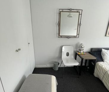 1 bedroom in a flat share to rent - Photo 2