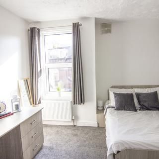 1 bedroom in a house share to rent - Photo 1