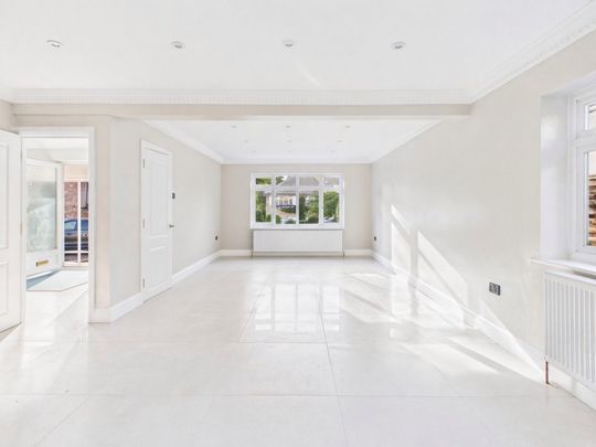Cheyne Close, Gerrards Cross, Buckinghamshire,SL9 - Photo 1