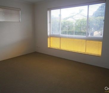 Spacious Air Conditioned Unit - Metres to Waterfont - Photo 6