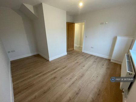 4 bedroom terraced house to rent - Photo 4