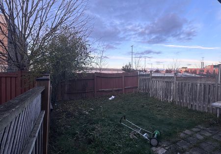 For Lease - 866 Khan Crescent, Mississauga, Ontario - Photo 2