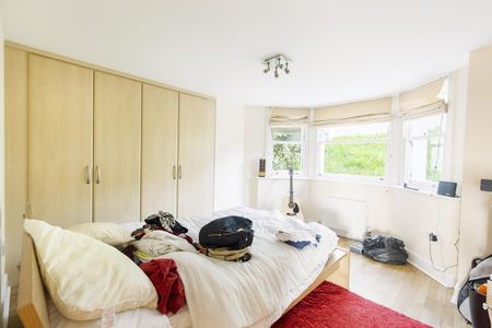 2 Bed Flat - Photo 3