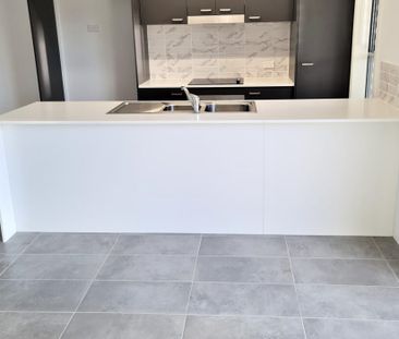 NEAR NEW 3 BEDROOM TOWNHOUSE, AVAILABLE NOW INSPECTIONS BY APPOINTMENT - Photo 1