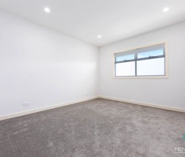 Stunning Modern 4-Bedroom Townhouse – Perfect for the Whole Family! - Photo 1