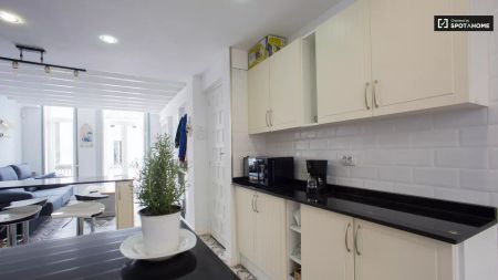 Room with private bathroom to rent in 3-bedroom apartment in Poblats Marítim - Photo 5