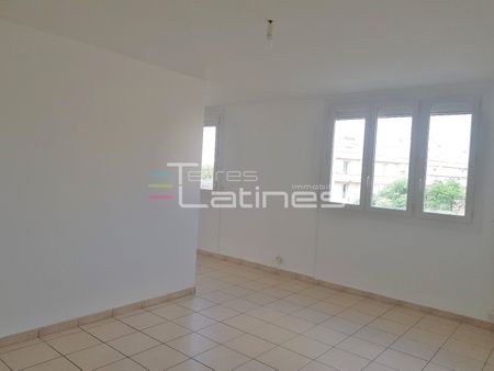 Location Appartement 4 pièces 69m² NIMES 30000 - Photo 3