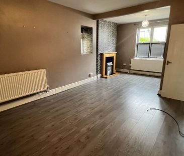 3 bedroom end of terrace house to rent - Photo 2