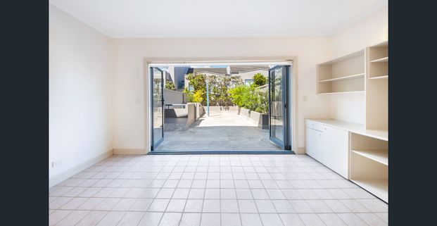 Chic Terrace-Style Townhouse with Double Garage in a Prime Location - Photo 1