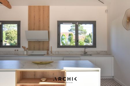 Architecture contemporaine d'inspiration régionaliste, cette maison de 270 m2 située sur une parcelle de 950 m2 en position dominante est nichée sur les hauteurs prisées du Pyla. - Photo 5