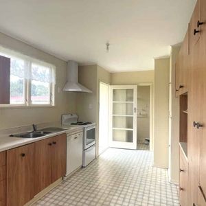 Spacious & Tidy 3 Bedroom Home - Photo 2