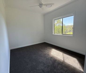 STUNNING NEAR NEW 3 BEDROOM TOWNHOUSE - Photo 6