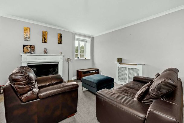 This delightful two bedroom apartment offers a rare opportunity to enjoy period charm and modern convenience in the heart of one of Surrey's most sought-after market towns. - Photo 1