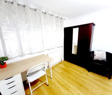 1 bedroom in a house share to rent - Photo 2