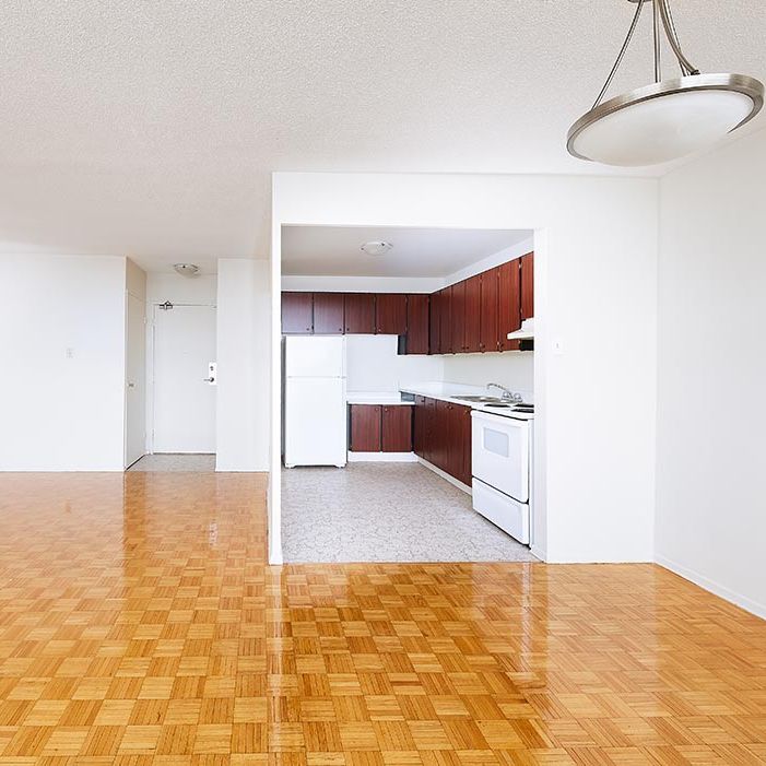Large 2 Bedroom in Central Mississauga - Photo 2