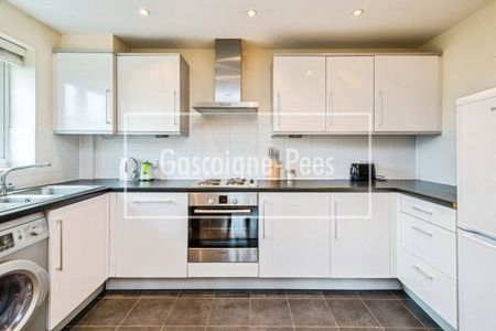 Warren Close, Farnham - Photo 2