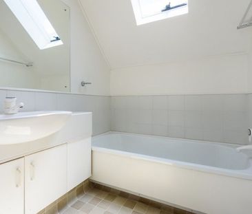 Thorndon townhouse with spacious garage! - Photo 3