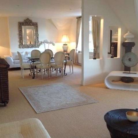 An exquisite four bedroom mansion apartment offers a luxury living, stylishly furnished with river views. Available now - Photo 1