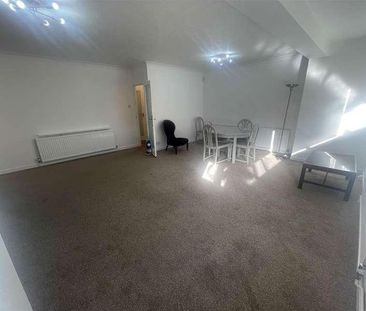 Newly Decorated Spacious Bedroom Ground Floor Apartment - Stonegrov... - Photo 3